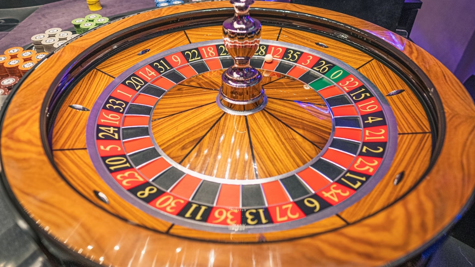 Roulette Etiquette: How to Behave at the Roulette Table and Online